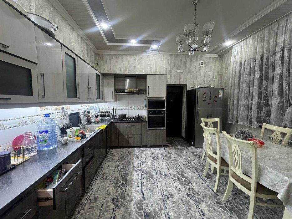 Дархан Евродом 
2 этажа + цоколь
380 м²
Участок: 4,5 сотки
Комнат: 7