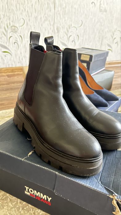 Томи хильфигер кларкс  ботинки  высокие