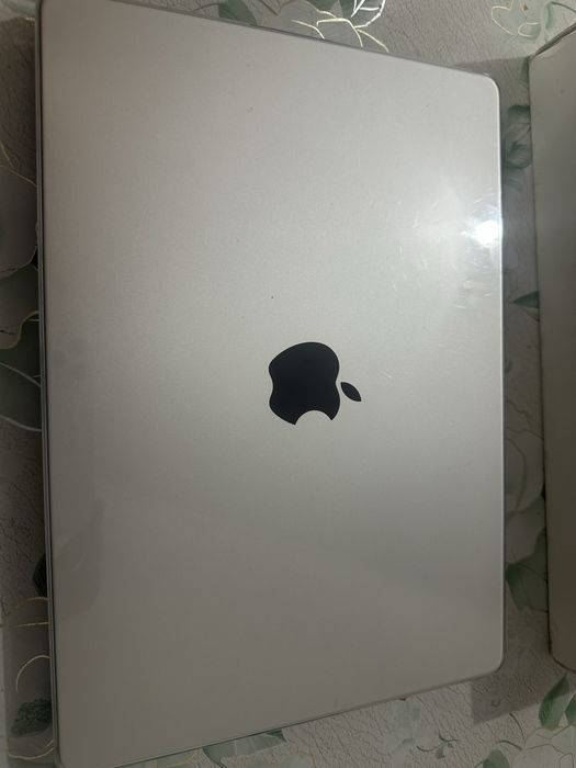 Macbook pro M3pro 18/512 Silver