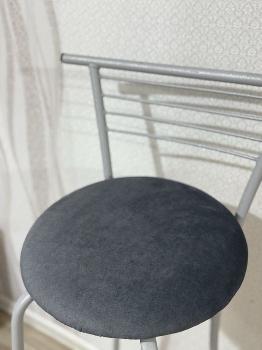 Стул высокий для макияжа