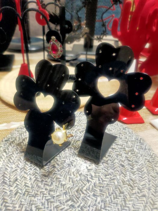 Маникены для витрина бижутерии