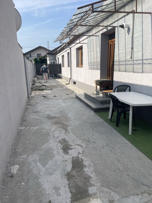 Apartament de 100m3 cu 3 camere si curte