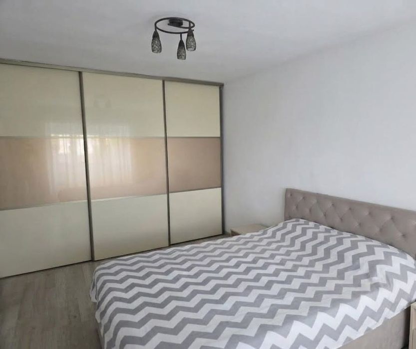 Vând  apartament 3 camere,etaj 3 ,lângă  liceul Pedagogic