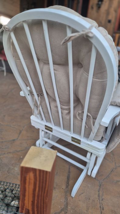 Стол за кърмене.