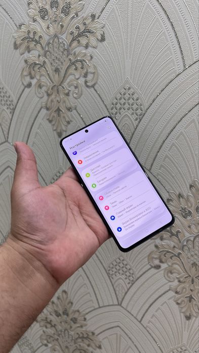 Samsung S21 FE 5G 8/256 GB Yaxshi holatda Oynasi azgina dars ketgan