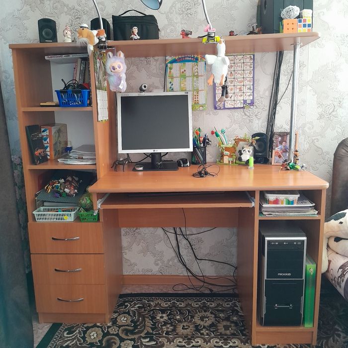 Продам компьютерный - школьный стол
