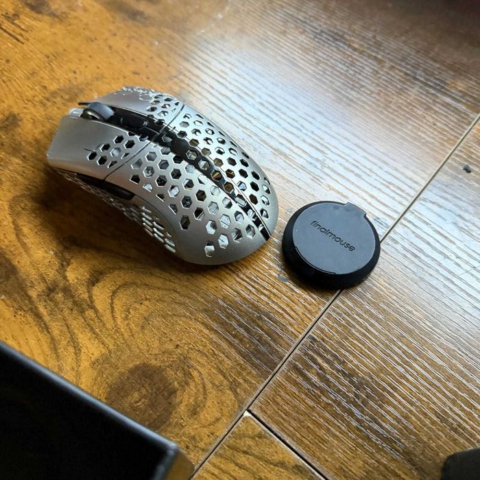 Finalmouse Starlight Pro TenZ Small – Перфектния Коледен Подарък -отлично състояние, с кутия