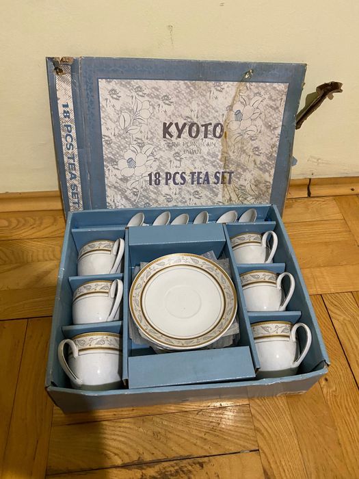 Комплект чаши,чинии,лъжици,фин японски порцелан