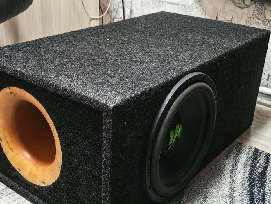 Сабвуфер в заводском коробе