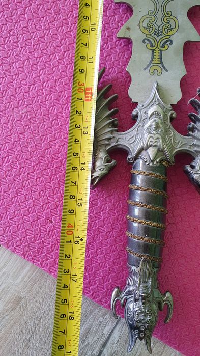 Продавам малък меч 50см дължина от фантастични книги