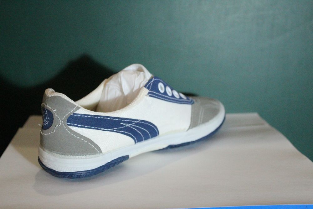 Новые спортивные кроссовки