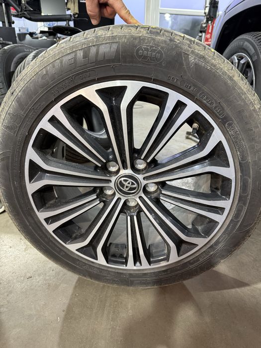 Vand jante Toyota bicolore cu senzori