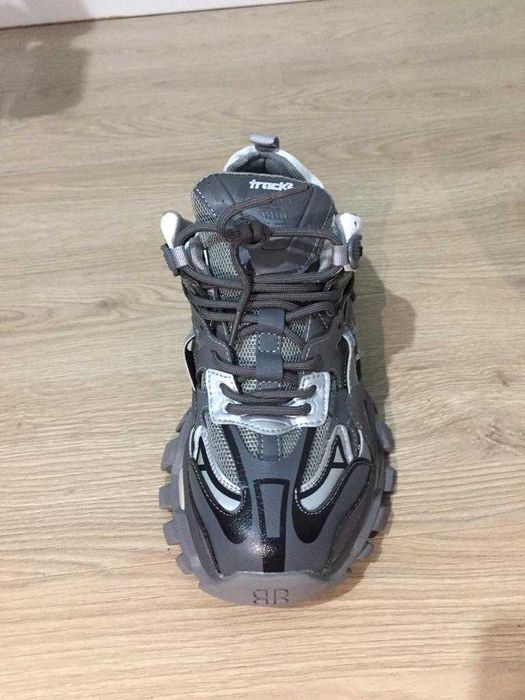 Кроссовки очень стильные