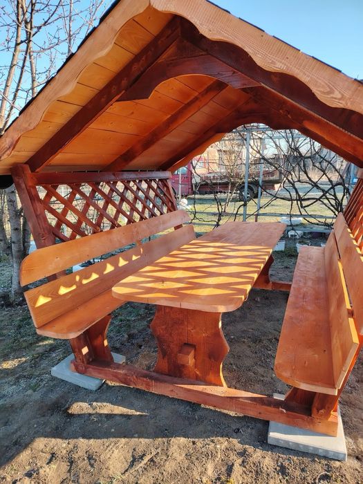 Vand foisoare de gradină lucrate foarte bine din lemn masiv pe comanda