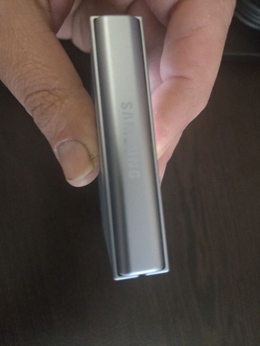 Продавам samsung galaxy flip 6