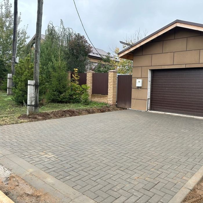 Стяжка, штукатурка, брусчатька.