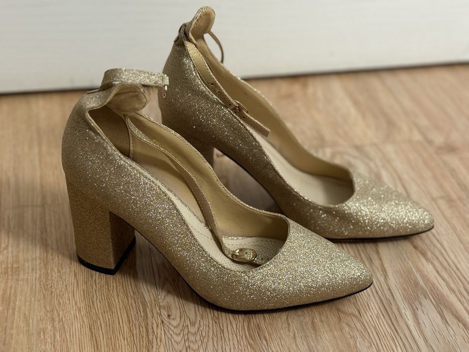 Продам золотистые  туфли ! Новые !