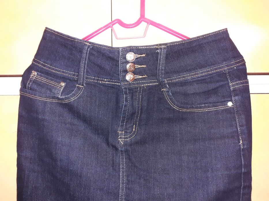 Fusta damă scurtă de de blugi mărimea 38 .M