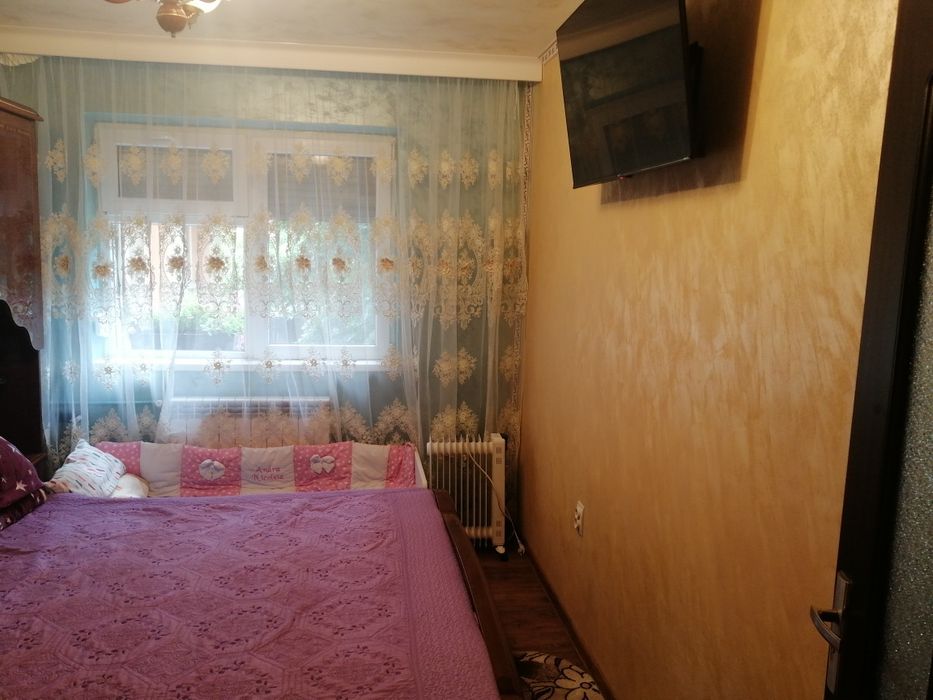 Vând apartament cu 3camere etaj 1 mobilat zona alunisi este izolat zona liniștit