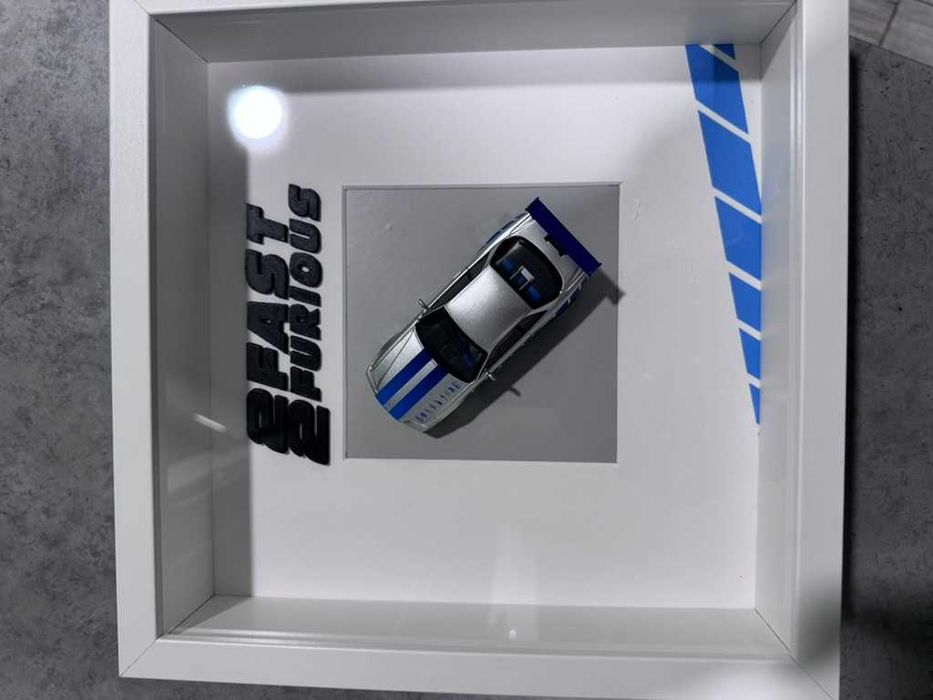 Рамка с макет от Бързи и яростни 2 - Nissan Skyline R34 GT-R 1:43