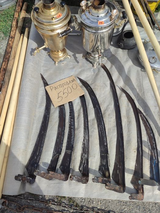 Лопаты топоры самовар инструменты