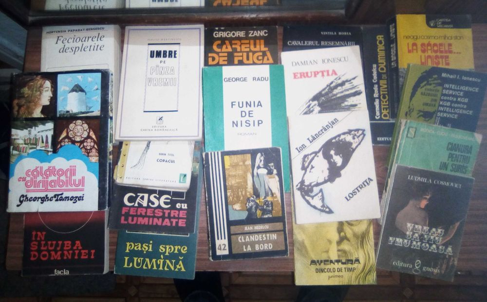Lichidare biblioteca personala! Comandati ce doriti! Carti vechi in stare foarte buna.