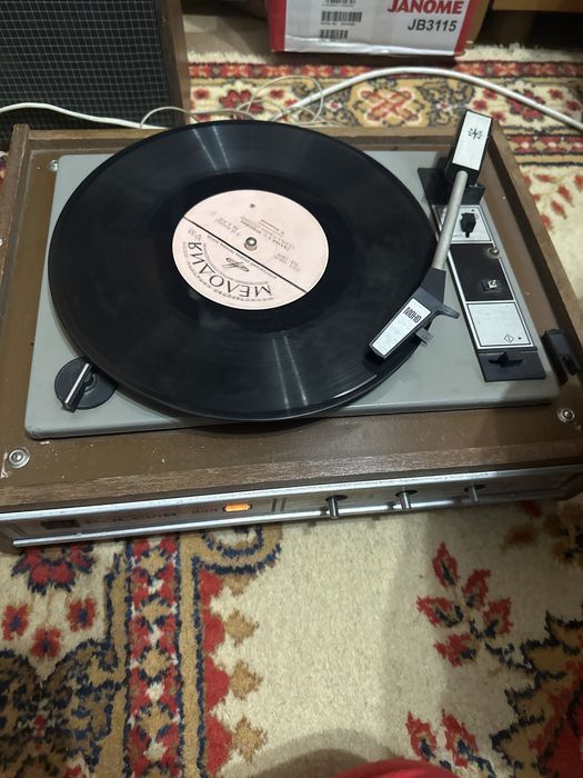 Продам проигрыватель с пластинками в рабочем состоянии