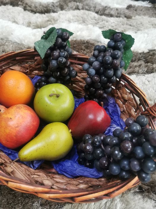 Продавам кошница с много красивиплодове