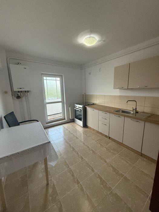 inchiriez apartament 3 camere