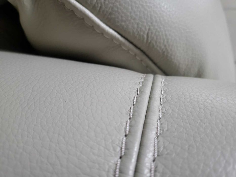 Светло сив-кремав кожен фотьойл с електрически релакс механизъм