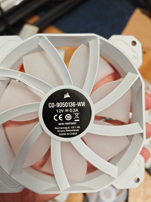 2 ventilatoare 120mm corasair SP120 RGB ELITE Performance si hub rgb