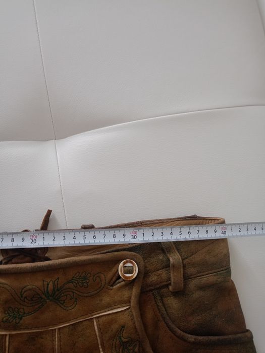 Vând pantaloni tradiționali germani din piele naturala model deosebit.