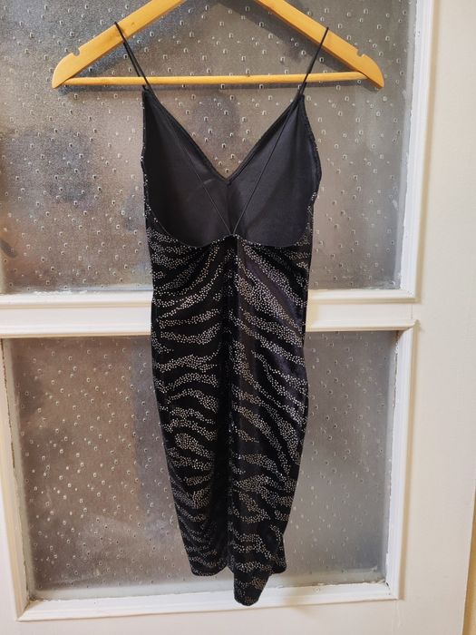 Малка черна рокля с отворен гръб и блестящ зебра мотив H&M