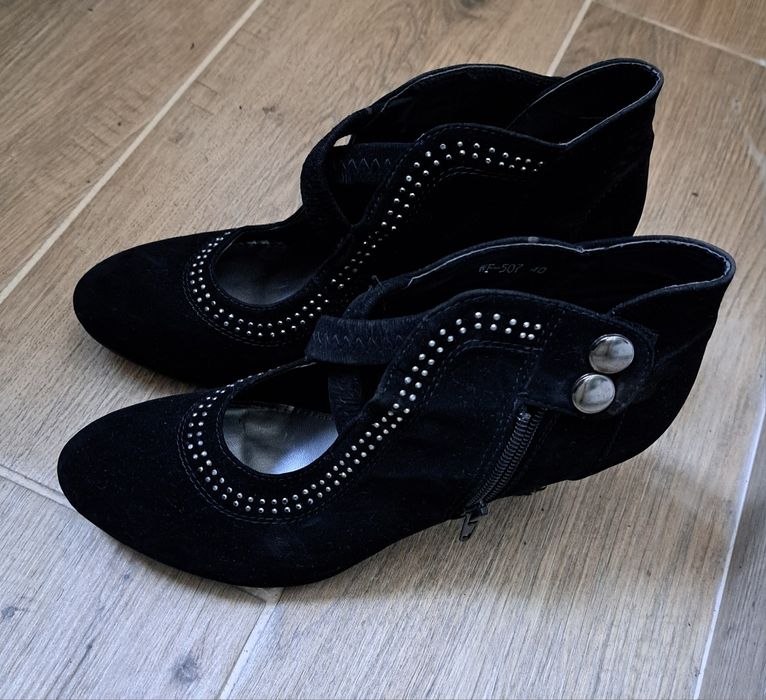 Велурени  черни боти