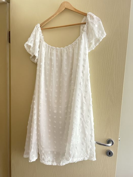 Нежна бяла къса лятна рокля