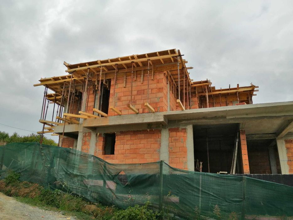 Executam lucrari de constructii, case la rosu