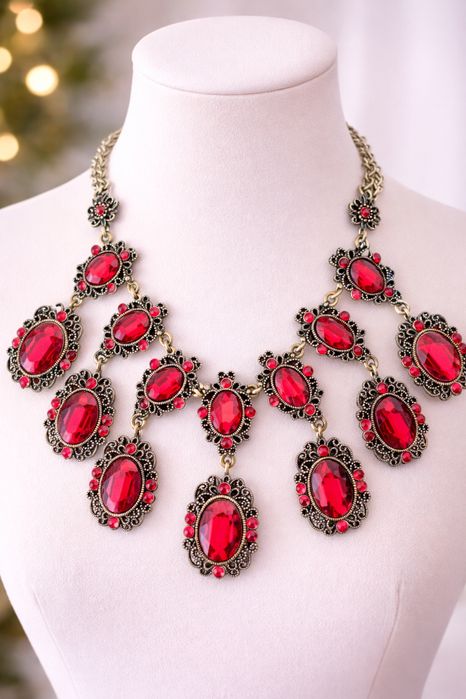 Колье с красными камнями