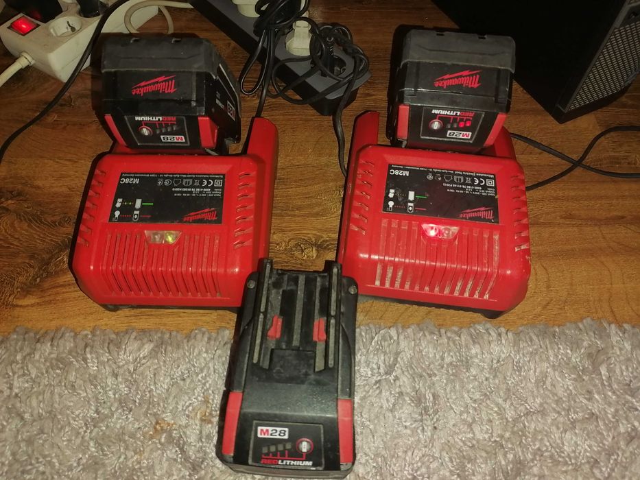 Acumulatori Milwaukee 28V si Incarcator 28V model 2024
