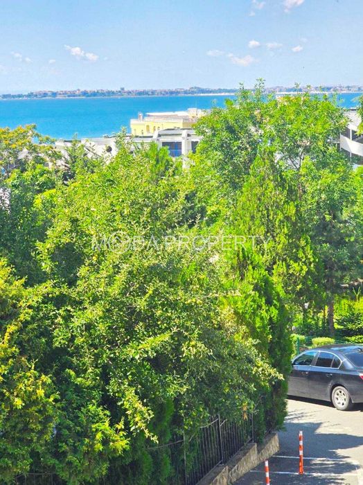 Тристаен апартамент с панорамна морска гледка в престижния район на Свети Влас