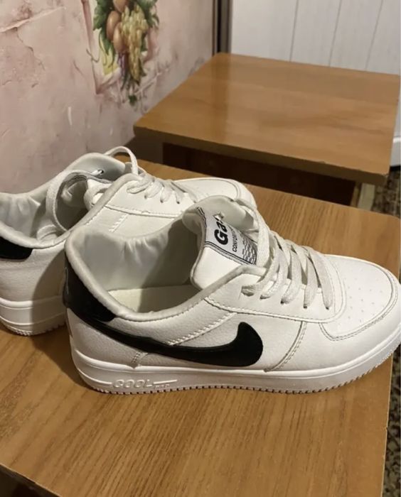 Продам кроссовки