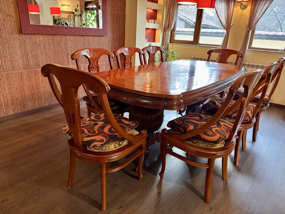 Продавам класическа трапезна маса с 8 стола - масив