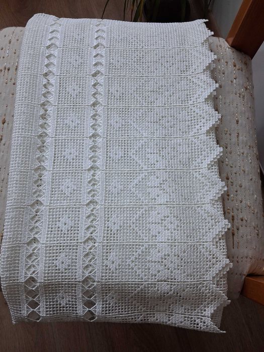 Две пердета за малък прозорец