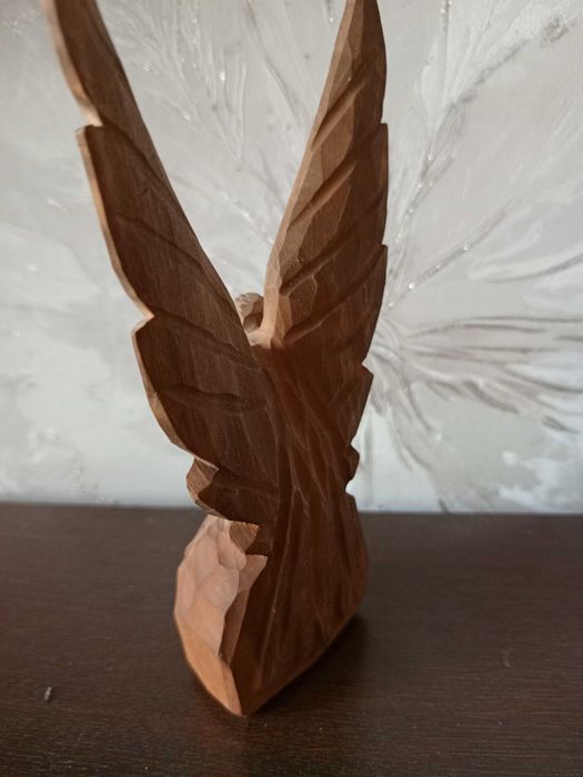 Статуэтка орла из дерева