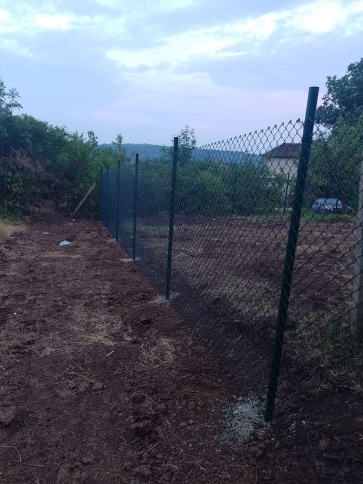 Изграждане на огради, ограда с бетонни колове, тръби и мрежа! септични