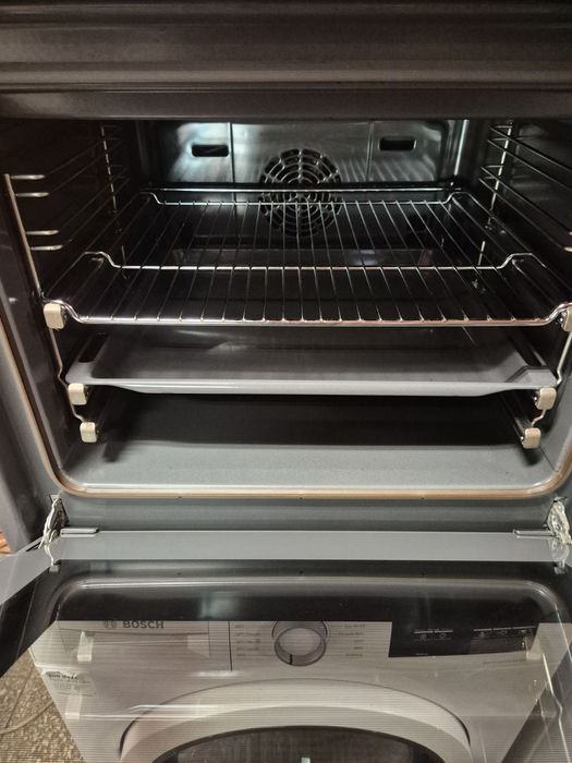 Фурна с керамични котлони за вграждане  Сименс гаранция 12 месеца