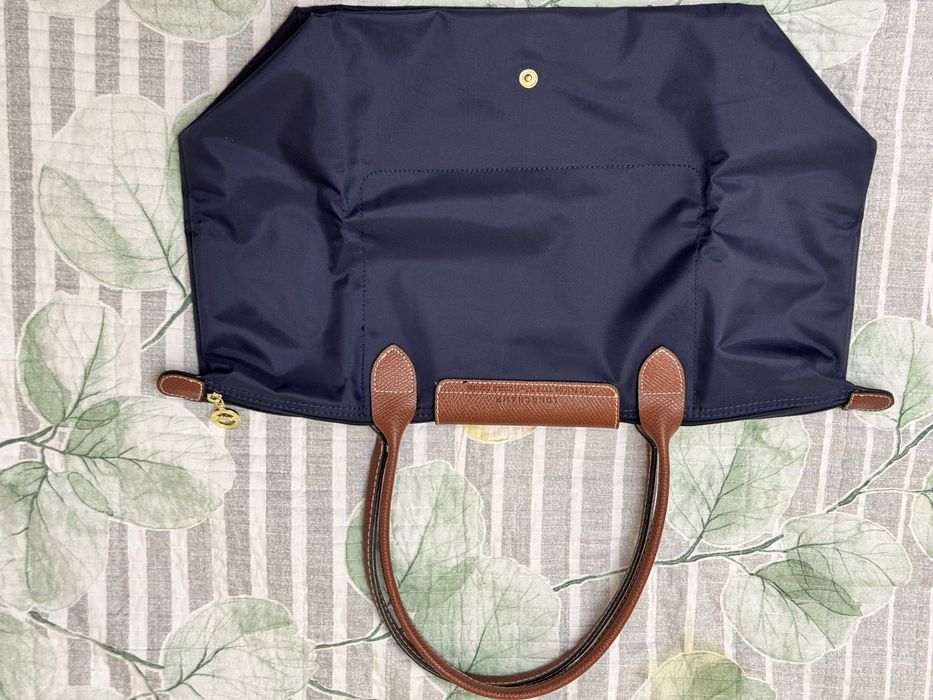 Сумки продаются miu miu и longchamp