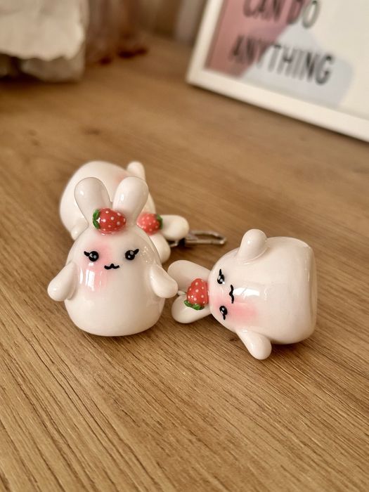 Ръчно изработен ключодържател от глина - зайче с ягодка