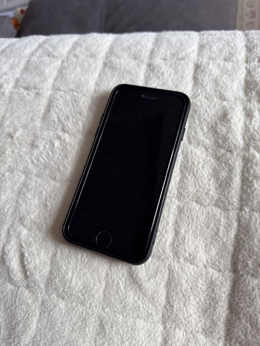 Айфон 7 черный. Работает отлично,до сих пор пользуюсь