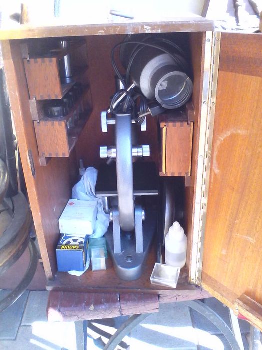 Microscop vechi  Lemardeley Paris ,No 74771 cu 4 obiective