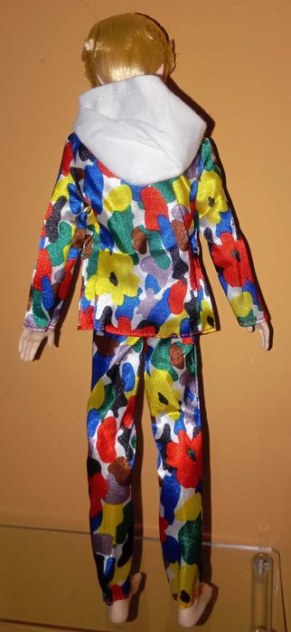 Кукла BTS. И в цветен костюм.